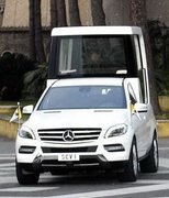 Új autót kapott XVI. Benedek pápa a Mercedestől