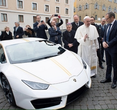 Jótékony célra megy a pápa Lamborghinijénak az ára